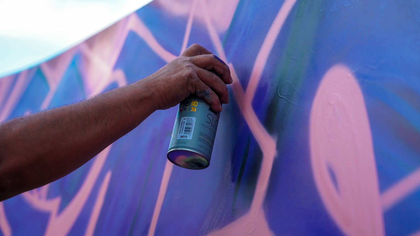 Artist at work. Photo by Cesareo Sifuentes